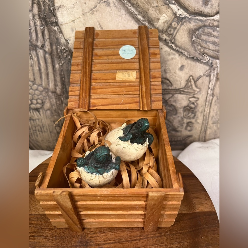 Continental Creations Baby Turtles Hatching Egg Figurines In Wooden Crate ~Decor